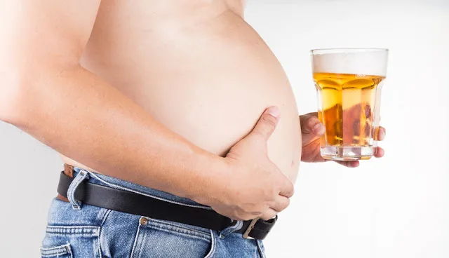 Nutrólogo explica o que causa a 'barriga de cerveja'