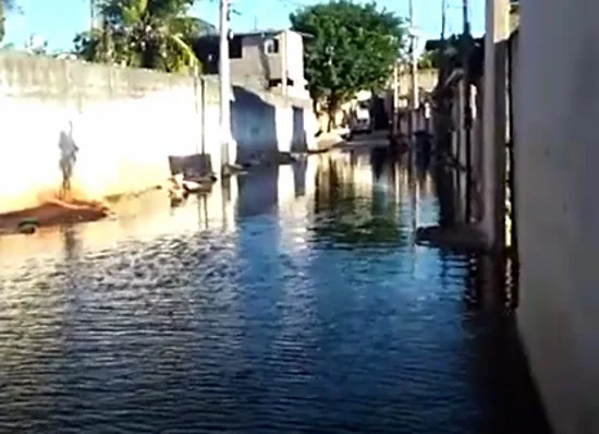 VÍDEO | Rua fica alagada por conta de subida de maré em Vila Velha