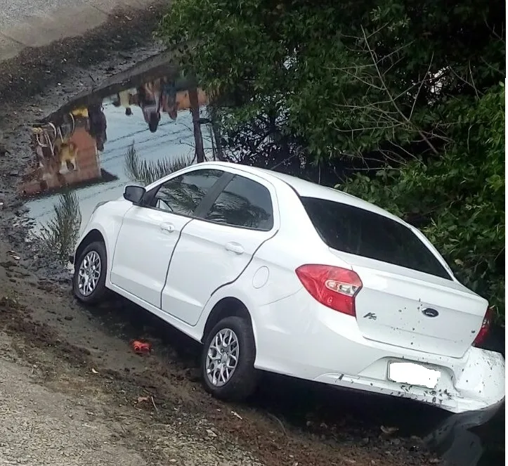 Após perseguição policial, homem cai com carro em valão e é detido com pistola