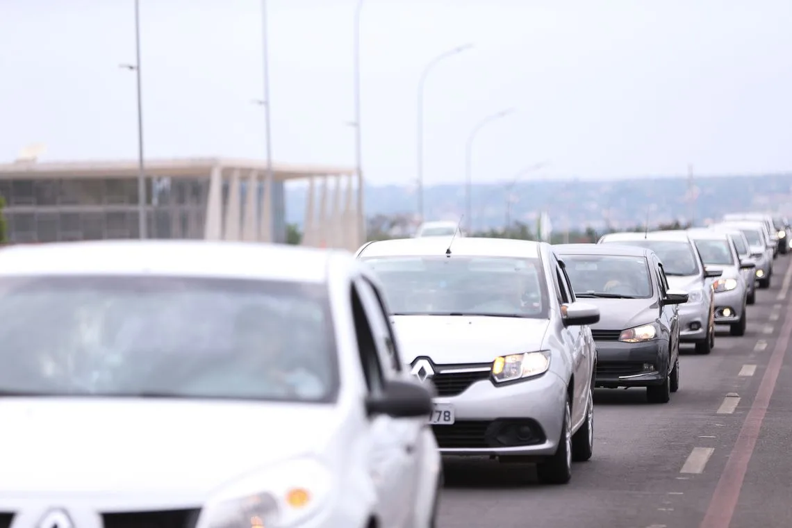 Brasília – Motoristas de aplicativos de todo o Brasil fazem buzinaço em frente ao Congresso em protesto contra o projeto de lei que regulamenta aplicativos de transporte privado, como Uber e Cabify (Marcelo Camargo/Agência Brasil)