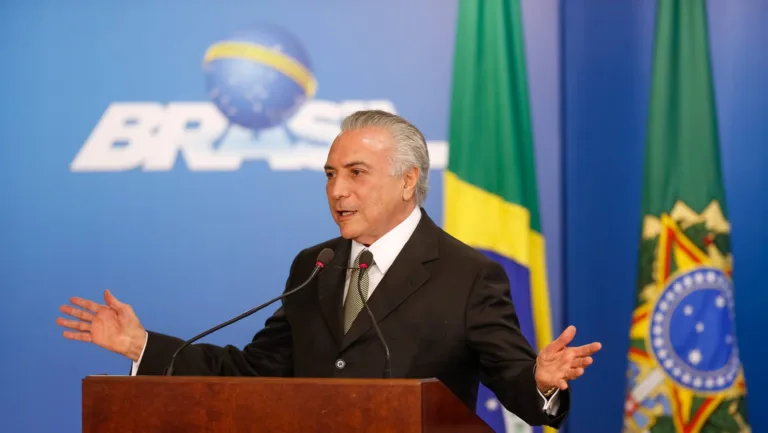 Michel Temer pede que rádios o ajudem a impedir que o Brasil naufrague