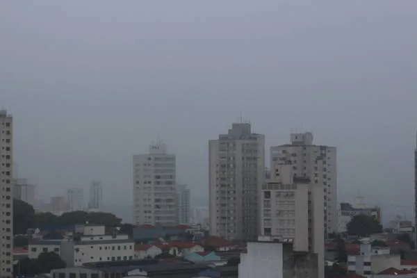 SP – SÃO PAULO/CLIMA – CIDADES – FOTO EMBARGADA PARA VEICULOS INTERNACIONAIS. A capital paulista amanheceu com uma leve camada de neblina na manhã desta quinta, 25. 25/10/2012 – Foto: LUIZ GUARNIERI/BRAZIL PHOTO PRESS/ESTADÃO CONTEÚDO