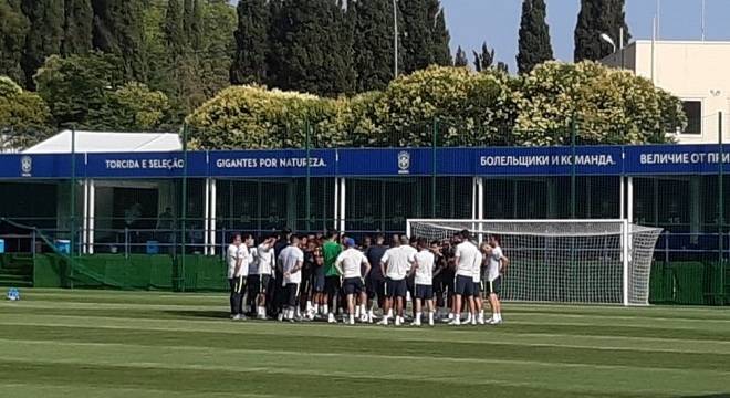 Douglas Costa participa de treino do Brasil, depois de contusão na coxa