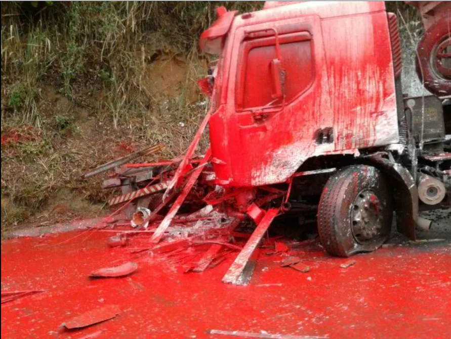 Van bate em caminhão e deixa dois feridos em Viana