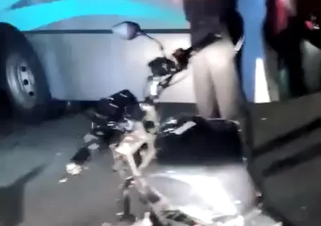 Motociclista morre ao bater em ônibus na Praia do Canto, em Vitória