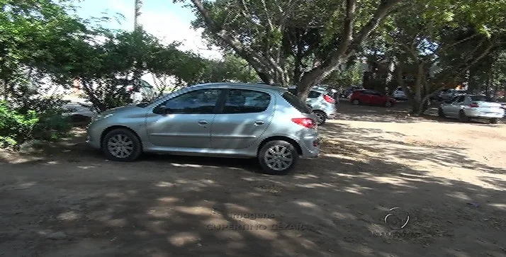 Estudante tem vidro do carro quebrado e prejuízo de R$ 2 mil após roubo na Ufes