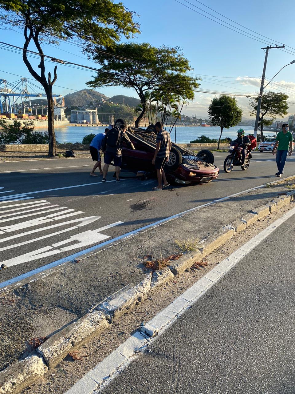 Aposentado perde controle da direção e capota carro na Curva do Saldanha