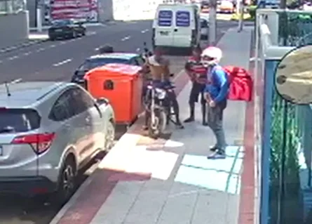 VÍDEO | Motoboy é rendido, agredido e tem moto levada durante entrega em Vila Velha