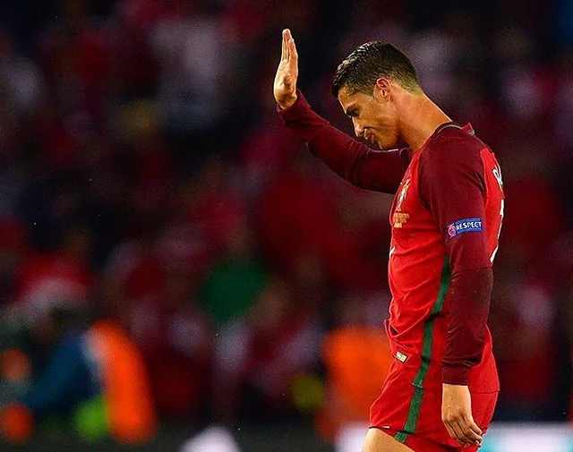 Antes de jogo, Cristiano Ronaldo se irrita e joga microfone de repórter em lago