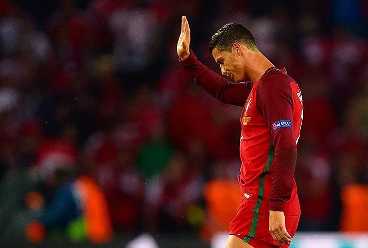 Antes de jogo, Cristiano Ronaldo se irrita e joga microfone de repórter em lago