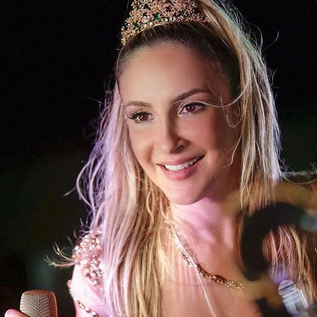 Claudia Leitte fala da 'origem da mulher' e repercute na internet