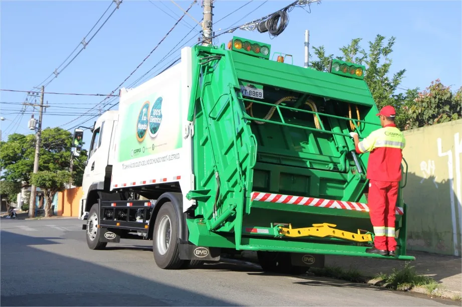 Empresa que atua no ES utiliza primeiro caminhão de lixo elétrico do mundo