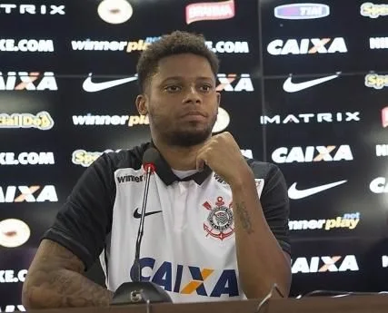 Após deixar o Corinthians, André é apresentado no Sporting e evita prometer gols