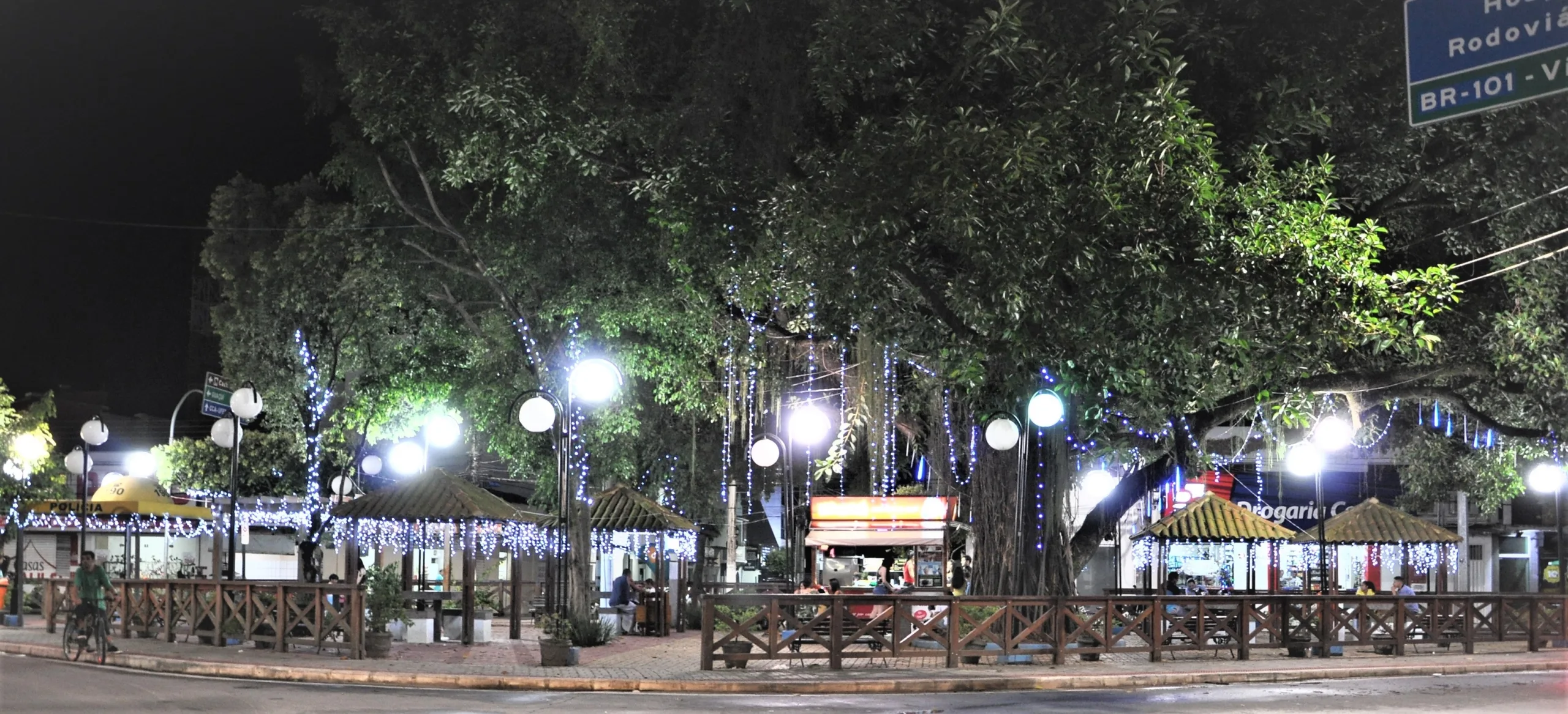 Vândalos destroem decoração de Natal na praça central em Alegre