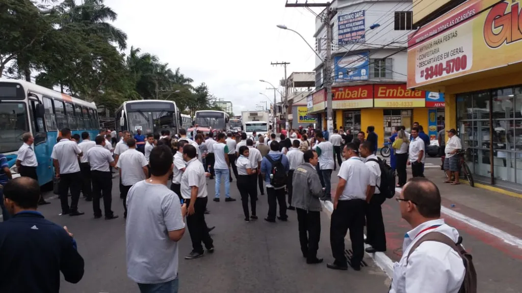 Protesto de funcionários da Sanremo interdita avenida em Vila Velha