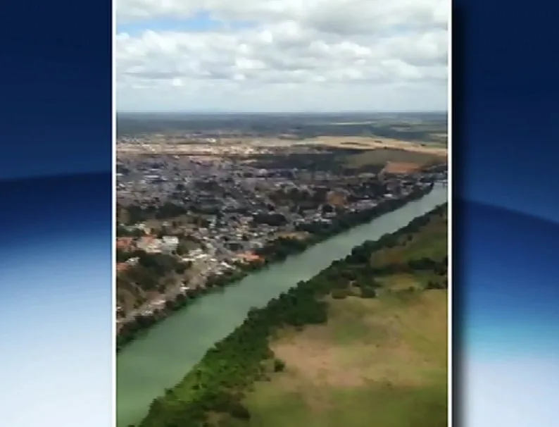 Rio Cricaré é invadido pelo mar e moradores tomam banho de água salgada em São Mateus