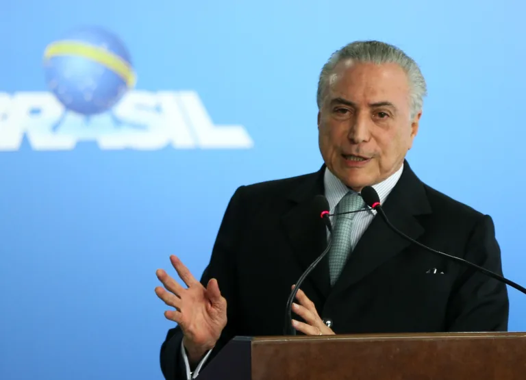 Brasília – O presidente interino Michel Temer dá posse ao novo ministro da Transparência, Fiscalização e Controle, Torquato Jardim. (Marcelo Camargo/Agência Brasil)