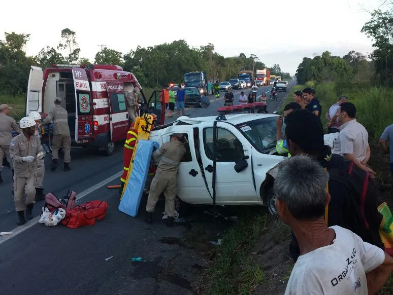 Duas pessoas morrem em grave acidente entre ambulância e carro em São Mateus