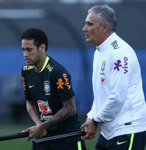 Preocupado com fuso horário, Tite comanda 1º treino na Austrália sem 8 jogadores