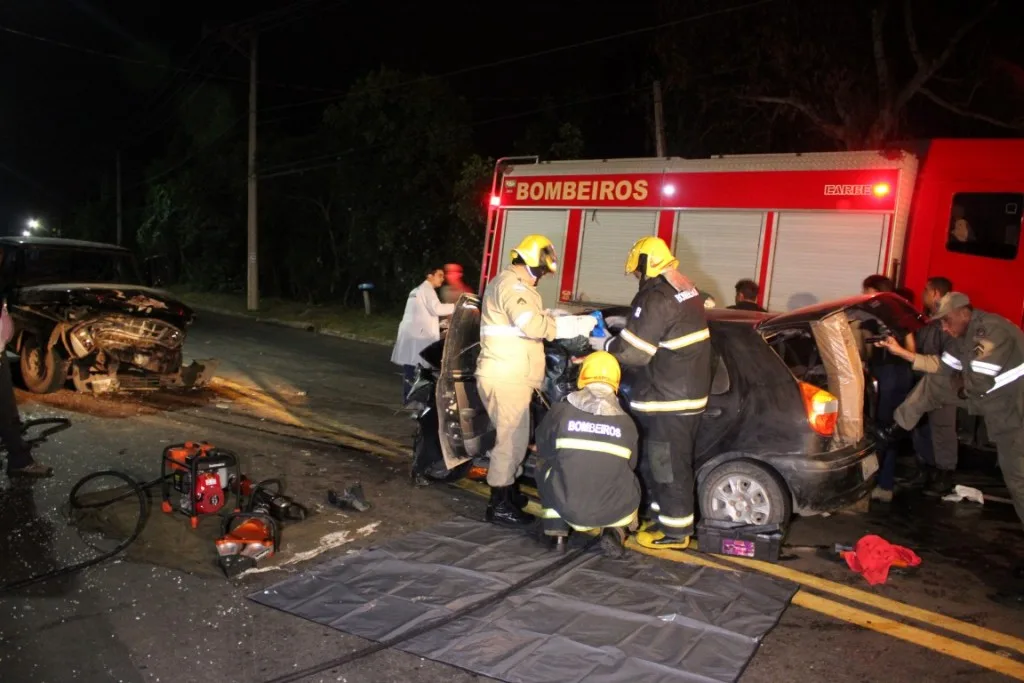 Casal morre em acidente de carro e mulheres ficam feridas em Guarapari