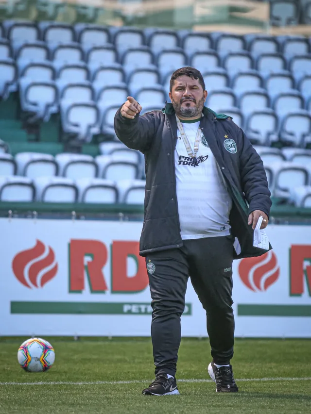 Coritiba demite técnico Eduardo Barroca e diretor de futebol após nova derrota