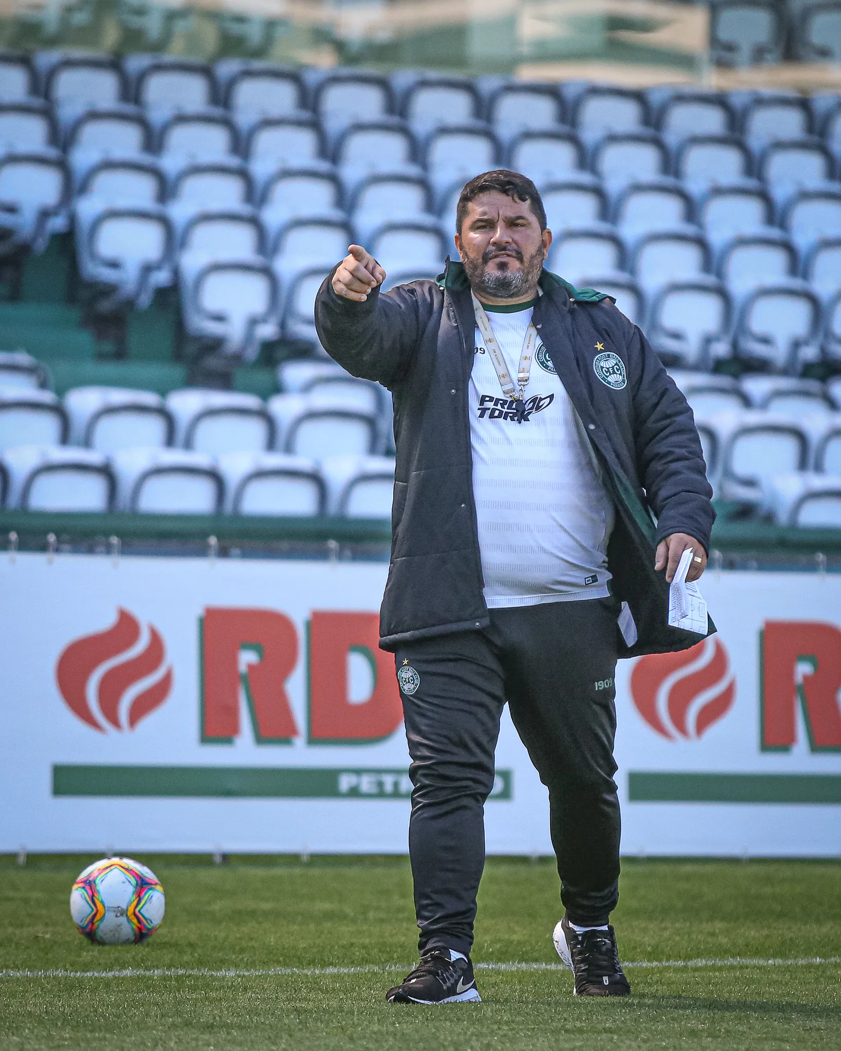 Coritiba demite técnico Eduardo Barroca e diretor de futebol após nova derrota