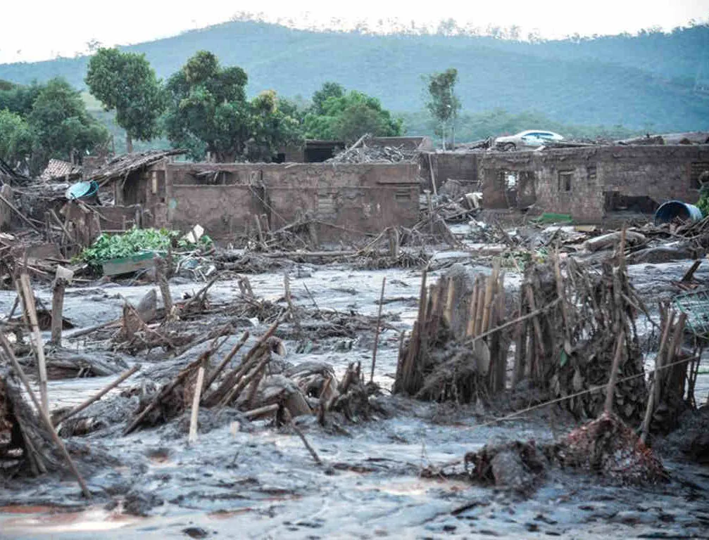 Mariana (MG) – Rompimento de duas barragens da mineradora Samarco na última quinta-feira (5). Em meio ao cenário de muita lama, barro e destruição, o que restou lembra uma cidade fantasma (Antonio Cruz/Agência Brasil)