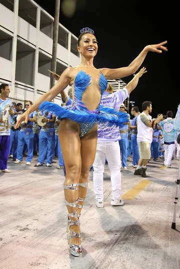 Com roupa de bailarina, Sabrina Sato leva público ao delírio