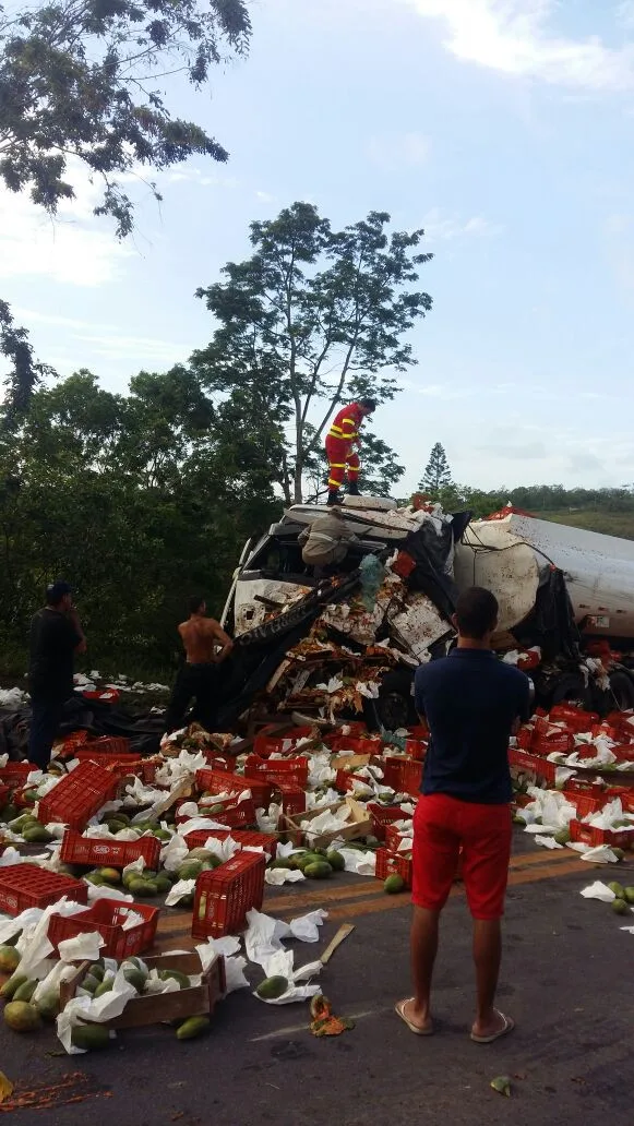 Sobe para seis número de feridos em grave acidente com caminhões na BR 101