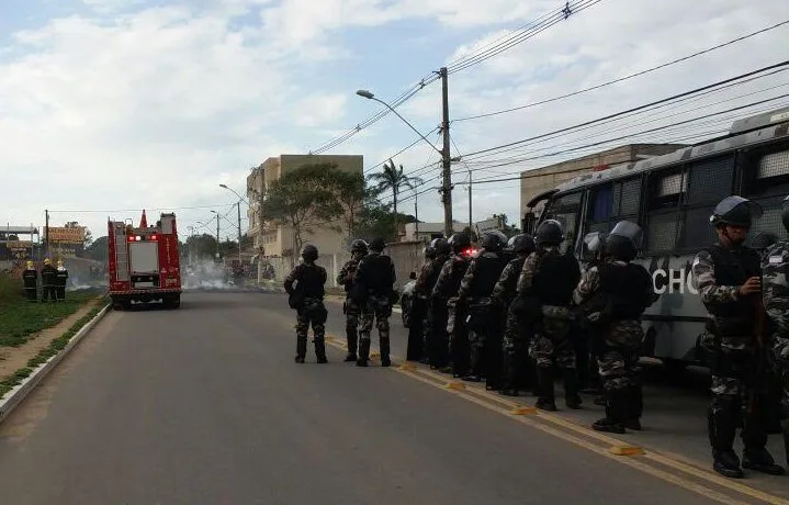 Manifestantes bloqueiam vias durante reintegração de posse na Serra