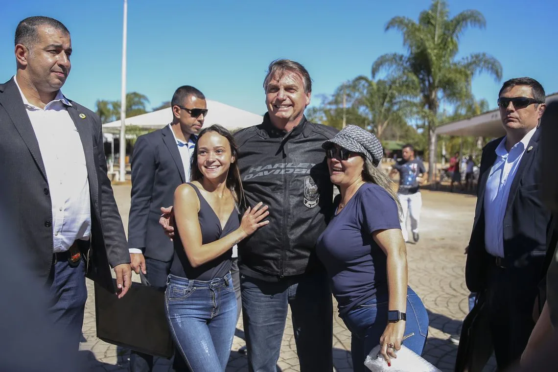 O presidente Jair Bolsonaro, em dia de folga, anda de moto, toma caldo de cana na feira da Torre de televisão e tira fotos com populares, acompanhado do ministro da Secretaria de Governo, Luiz Eduardo Ramos