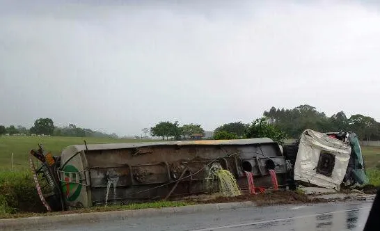 Carreta carregada de combustível tomba e interdita trânsito na BR-101 em Linhares