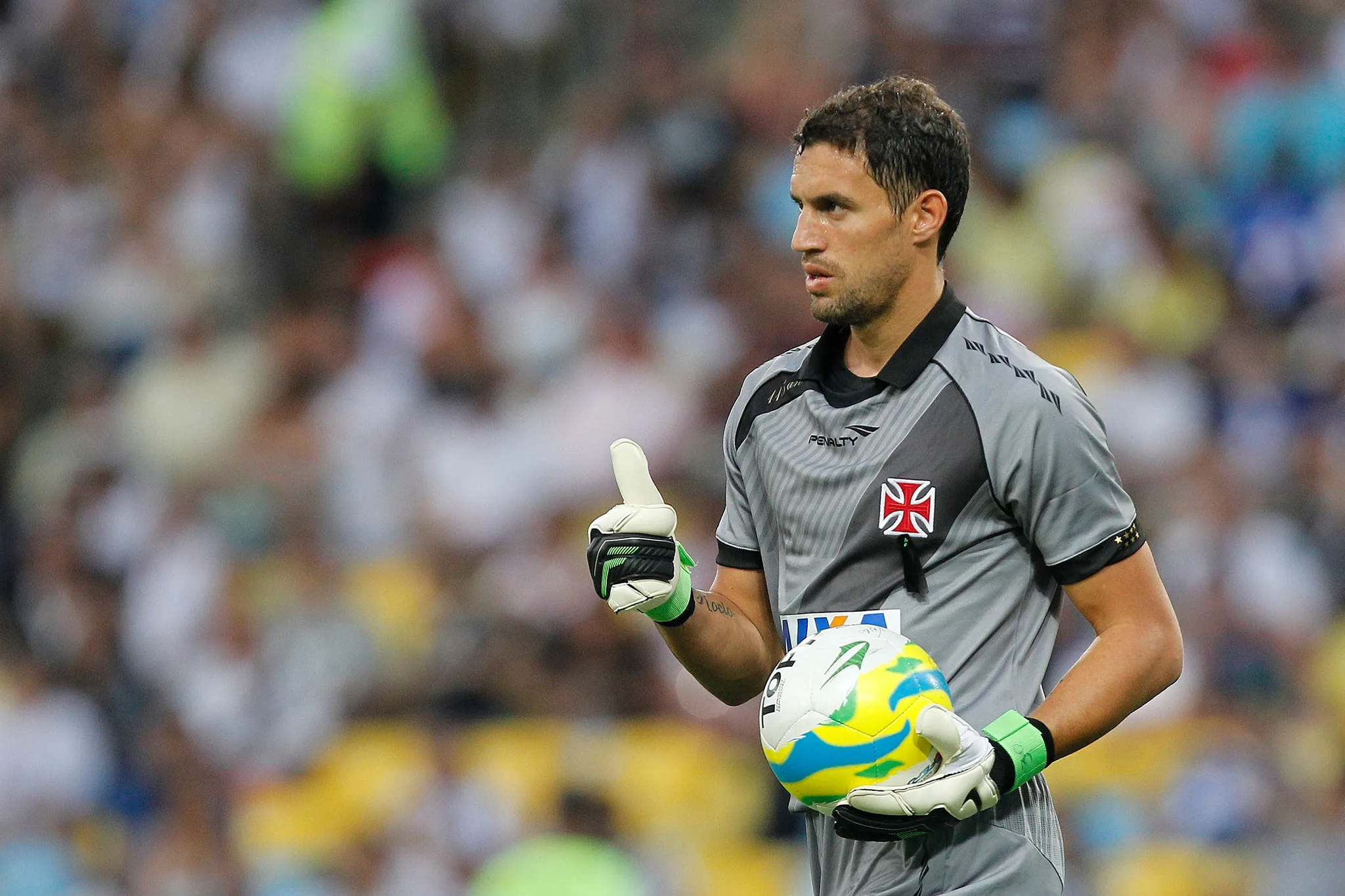 Vasco freta avião para poder contar com Martín Silva diante do Flamengo