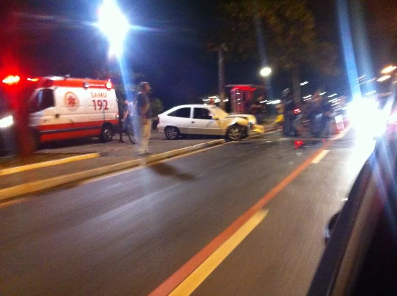 Motorista perde controle do carro e bate em poste na avenida Beira-Mar