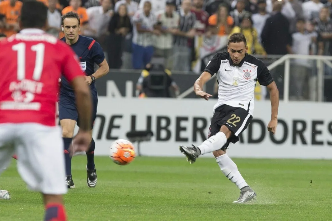 Corinthians dá o troco no Cerro, recupera a ponta e encaminha vaga às oitavas