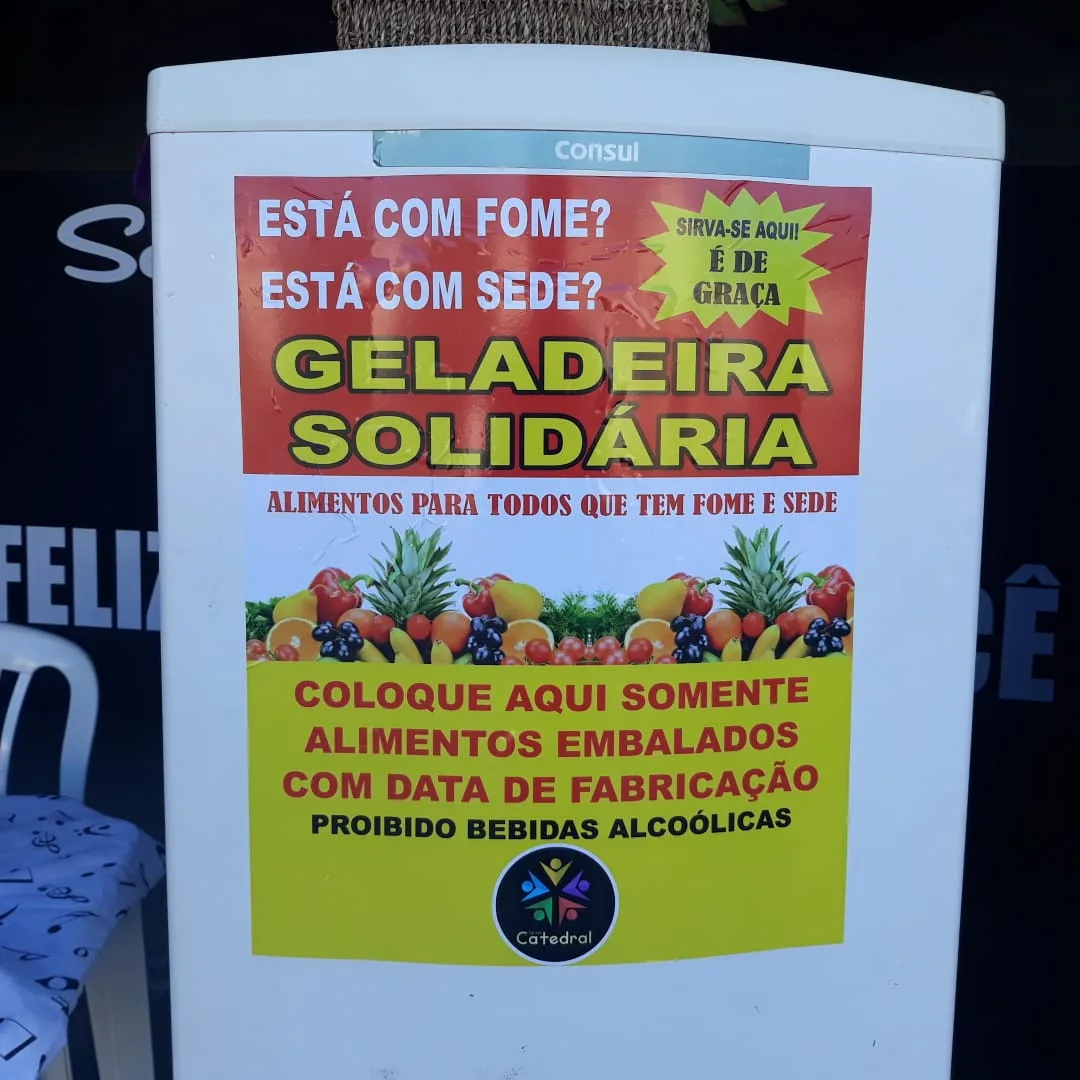 Projeto 'Geladeira Solidária' oferece alimentos de graça para moradores em situação de rua