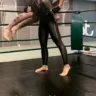 Sabrina Sato carrega seu personal trainer e manda beijinho para as câmeras