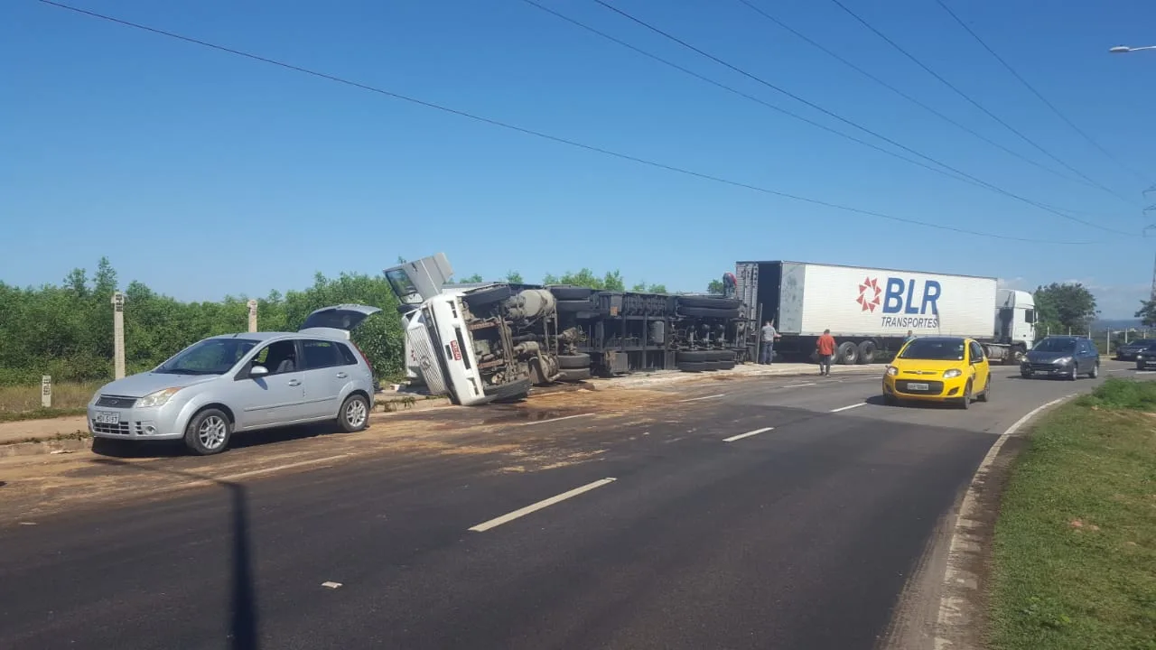 Carreta tomba e derrama óleo na rodovia Leste Oeste