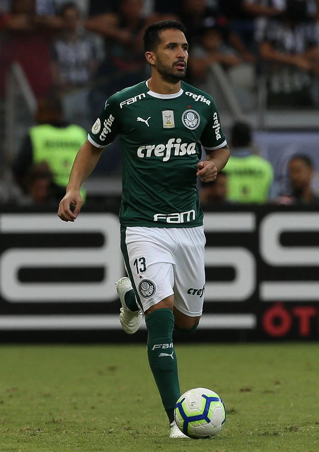 O jogador Luan, da SE Palmeiras, em jogo contra a equipe do C Atlético Mineiro, durante partida valida pela quarta rodada, do Campeonato Brasileiro, Série A, no Estádio Mineirão.