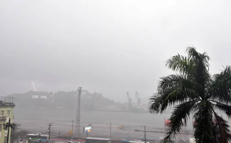 Chuva forte e alerta de temporal na Grande Vitória nesta quinta-feira. Veja a previsão!