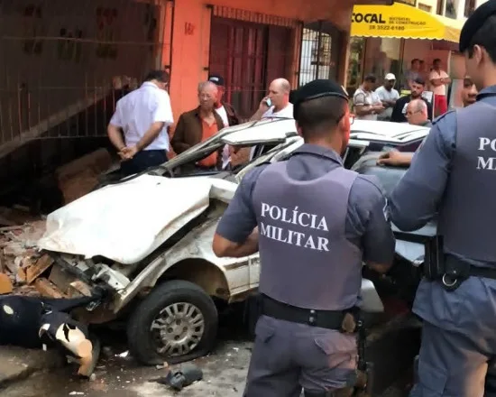 Caminhão desgovernado invade casa em Cachoeiro de Itapemirim