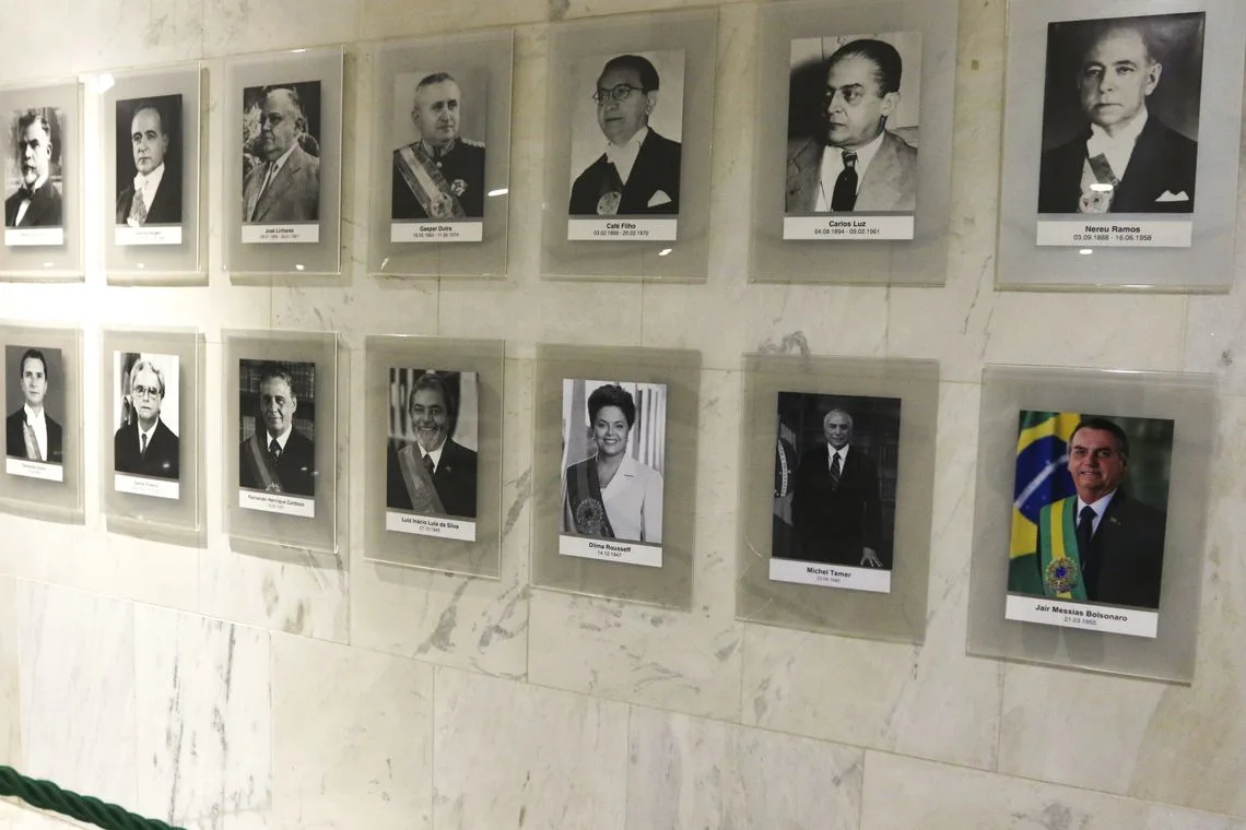 O Palácio do Planalto incluiu hoje (3) o retrato oficial do presidente Jair Bolsonaro na Galeria dos Presidentes da República.