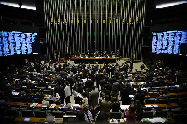 Atrás das câmeras, senadores mantêm relacionamento mais amigável