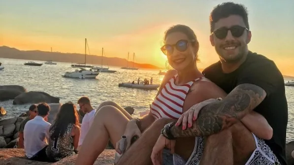 Só de sutiã, Luana Piovani conta que perdeu pulseira de marfim com coral e ouro no mar durante férias na Europa com o marido