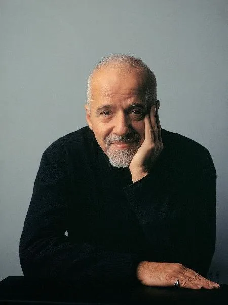 Paulo Coelho afirma que BTS é a 'banda mais importante do mundo'