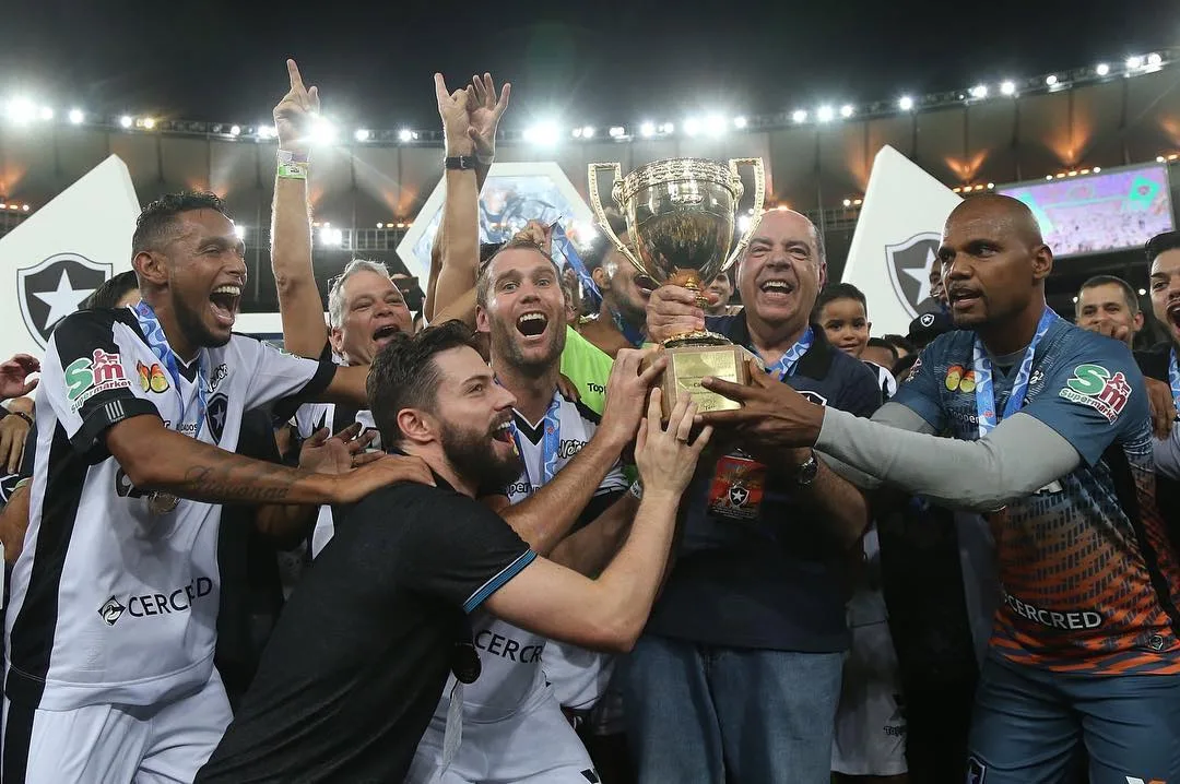 Carli faz no último lance, Gatito pega dois pênaltis e Botafogo fatura o Carioca