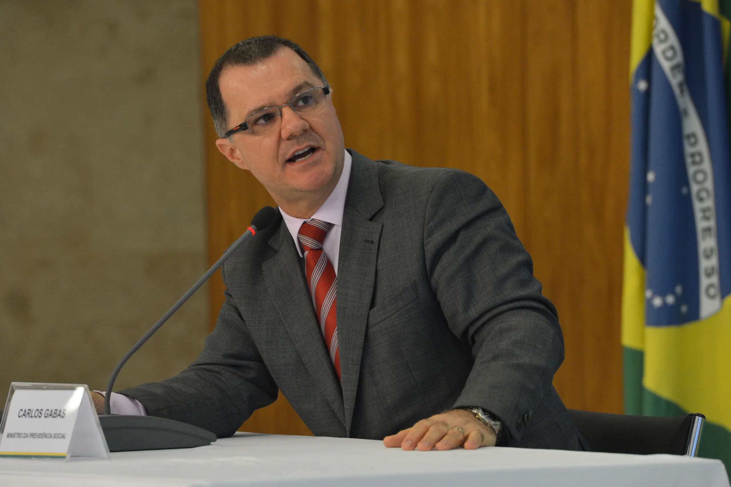 O ministro da Previdência Social, Carlos Eduardo Gabas, em coletiva após reunião sobre alternativas ao fator previdenciário, no Palácio do Planalto (Valter Campanato/Agência Brasil)