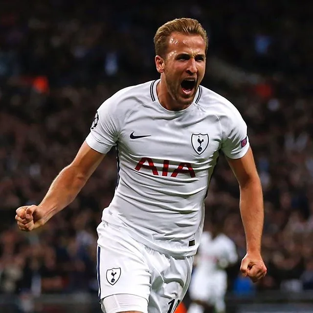 Kane faz 3 em goleada do Tottenham, quebra marca de Messi e recorde de Shearer