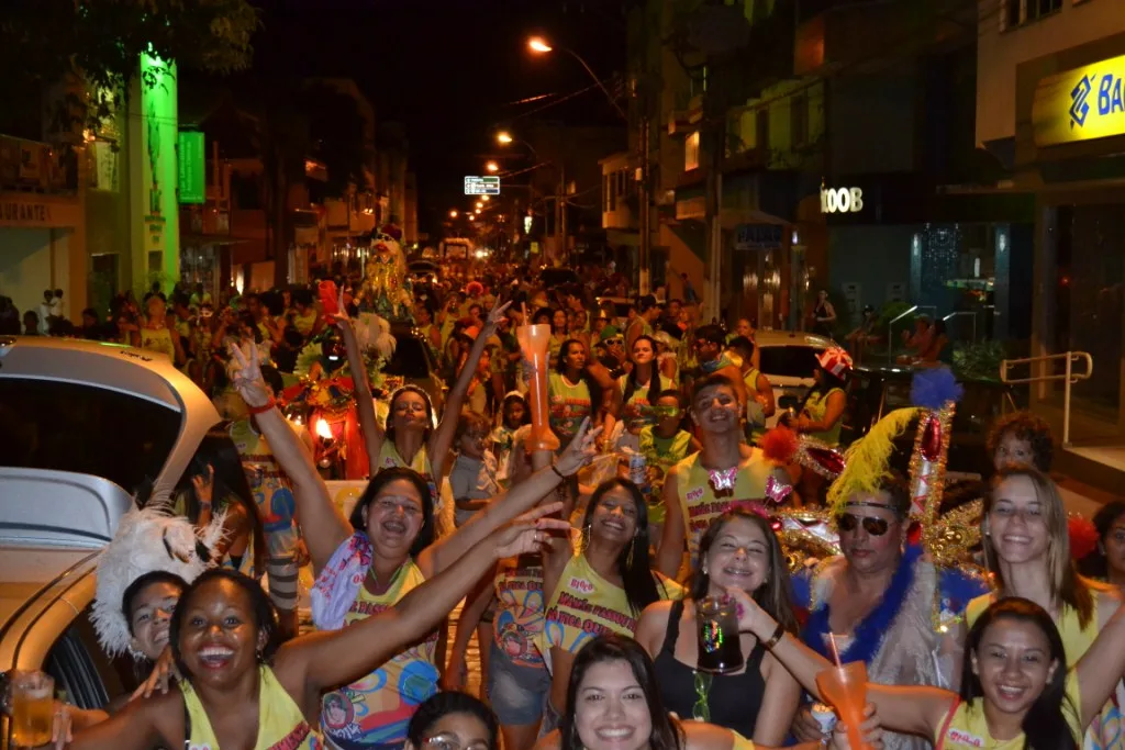 Blocos e escola de samba agitam carnaval em Alfredo Chaves