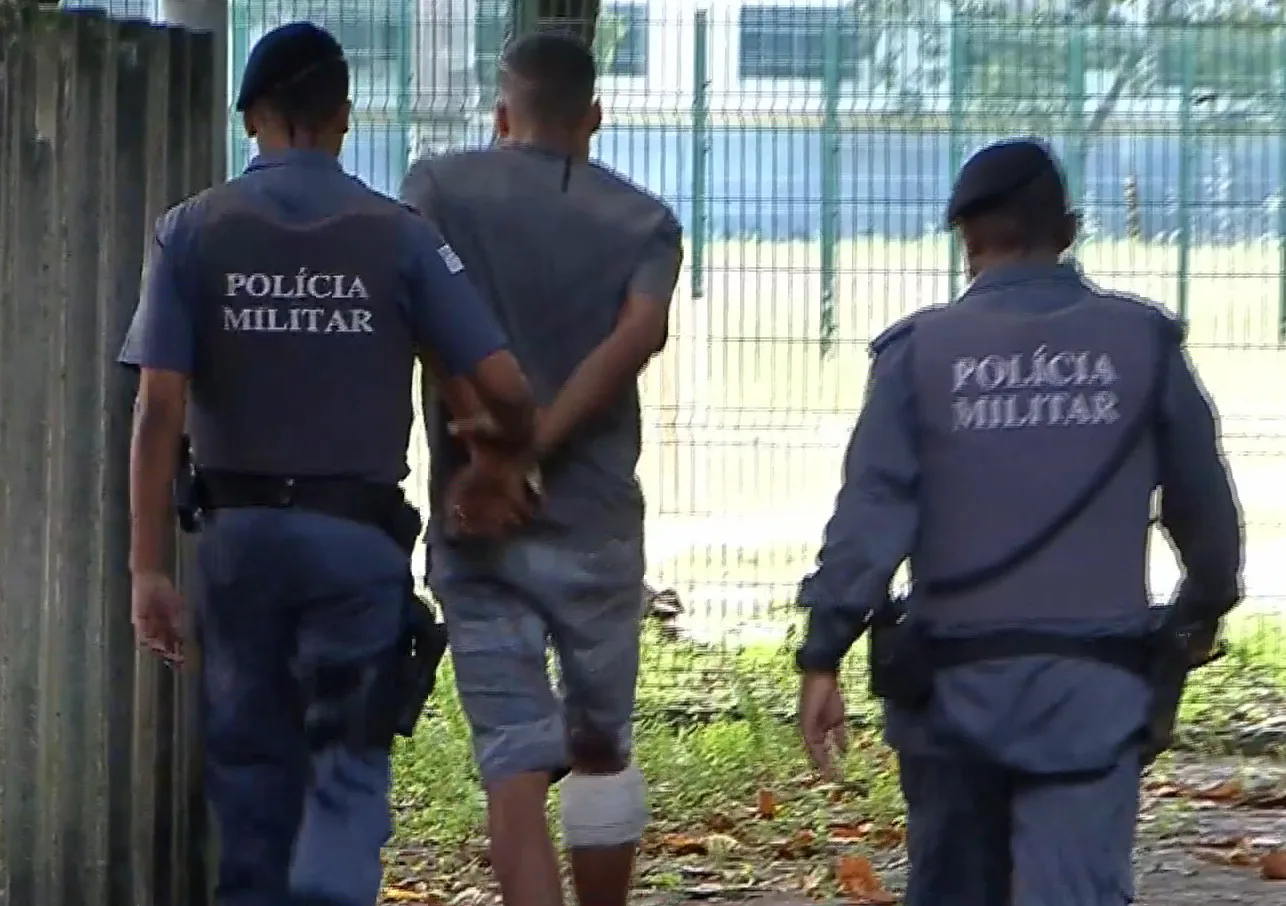 Principal suspeito de atirar e matar soldado da PM é levado para depor em Cariacica